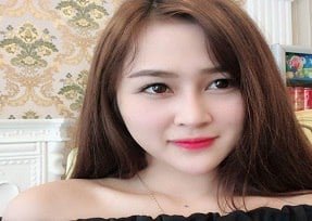 แม่และลูกสาวเดินโดยลูกชาย -ในกฎหมายในเวลาเดียวกัน