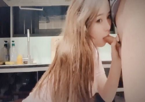 น้องสาวที่เย้ายวนของพี่ชายของเธอในช่วงเวลาที่ไม่มั่นคง