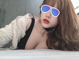 น้องสาวรู้สึกตื่นเต้นที่ได้ถูกลูบโดยน้องชายของเธอ