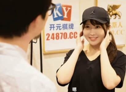 น้องสาวของเพื่อนบ้านค้นพบว่าชายหนุ่มสังเกตเห็นตัวเองในคืนที่อากาศร้อน