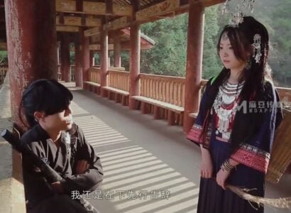 เขาพอใจกับหลานร้อนในห้องโดยไม่มีบรา
