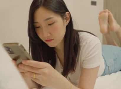เมื่อสามีของเธอเดินทางเธอก็กลับมารวมตัวกับความรักอันเก่าแก่ของเธอและเรื่องราวที่ร้อนแรงก็เริ่มขึ้น