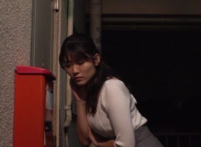 สาวสวยไปที่ห้องเพื่อนบ้านเพื่อบ่นเกี่ยวกับเสียงของภาพยนตร์ xxx ดังเกินไปและจบไม่รู้จบ