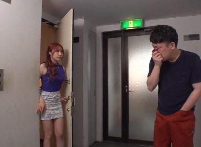วัยรุ่นเครื่องสำอางของน้องสาวของเพื่อนบ้านถูกจับโดยภรรยาของเขา